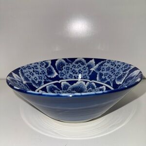 Japanese Blue and White Porcelain Bowl decorated with hydrangea, early C20th